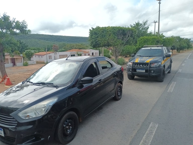PRF apreende veículo clonado em Seabra
