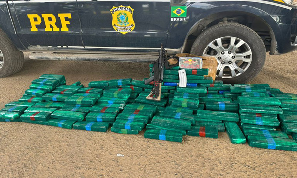 PRF apreende 132 quilos de drogas e fuzil durante fiscalização na BR-116, em Feira de Santana