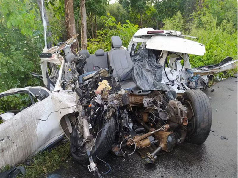 Colisão entre caminhonete e caminhão deixa três mortos na Bahia