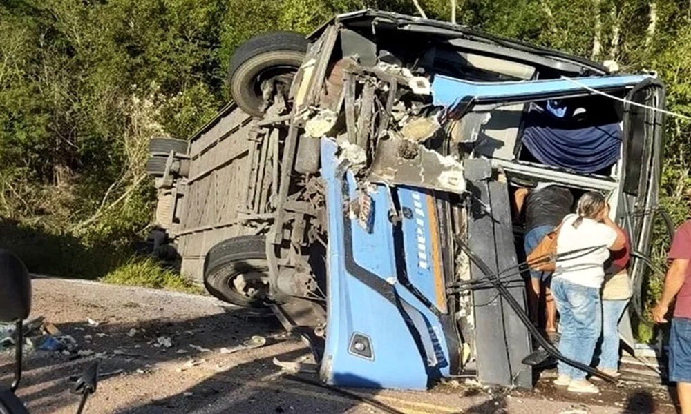 Colisão entre ônibus e caminhão deixa dois mortos e dezenas de feridos na Chapada Diamantina