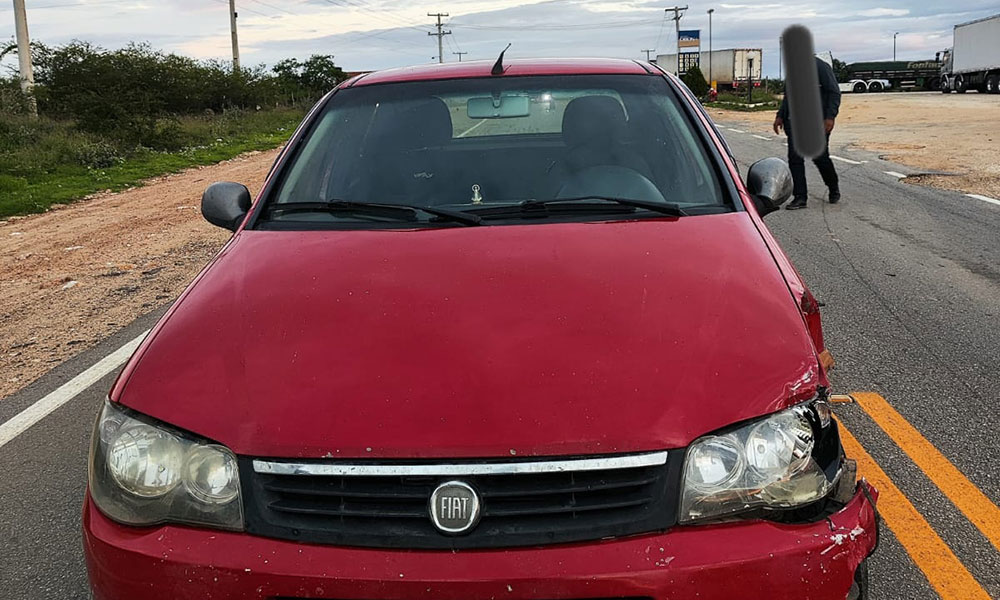 Colisão entre carro e motocicleta deixa homem ferido na BA-026, em Tanhaçu