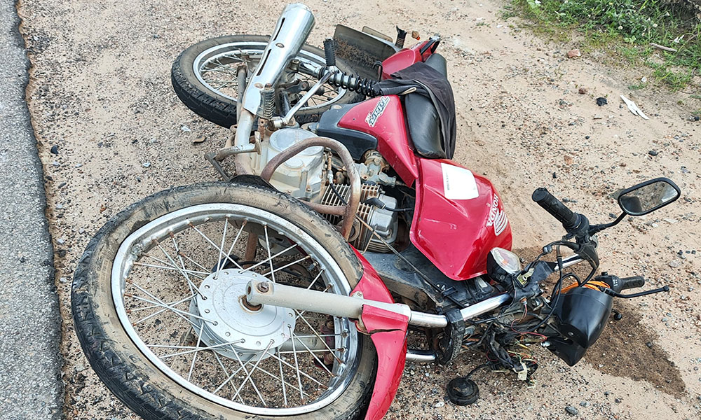 Colisão entre carro e motocicleta deixa homem ferido na BA-026, em Tanhaçu