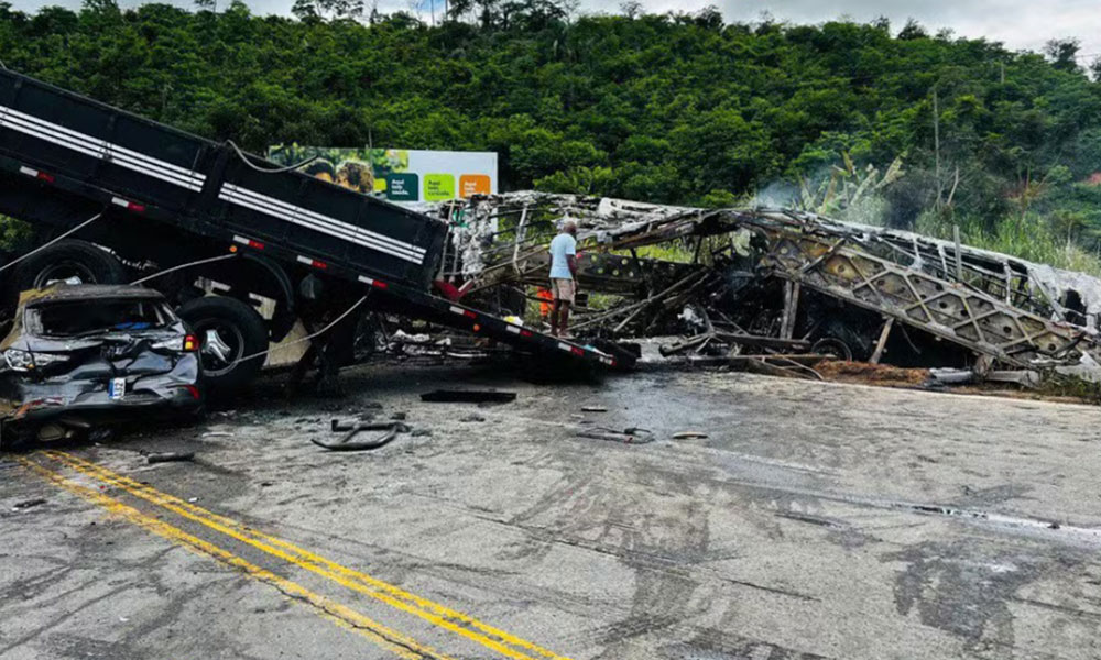 Acidente entre três veículos deixa 38 mortos na BR-116, em Teófilo Otoni