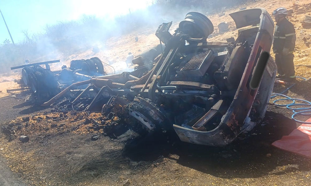 Motorista morre após caminhão tombar e pegar fogo no sudoeste da Bahia