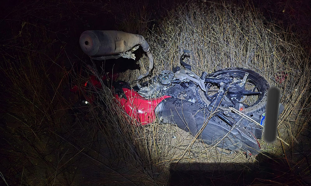Mulher morre e homem fica ferido em colisão de motocicleta com carro, na BA-262 em Brumado