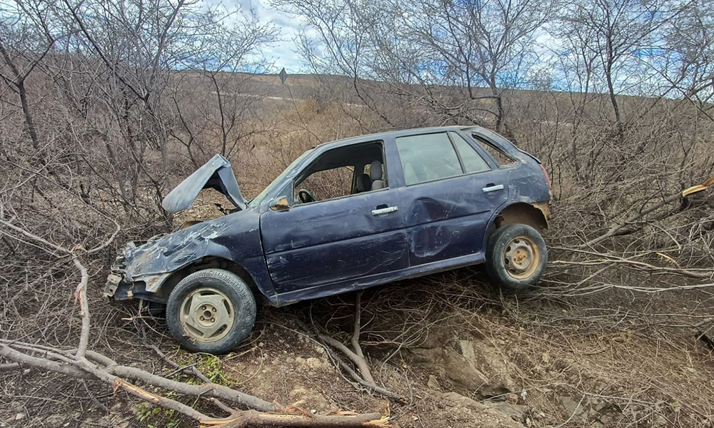 Condutor morre após carro capotar na BA-262, entre Brumado e Aracatu