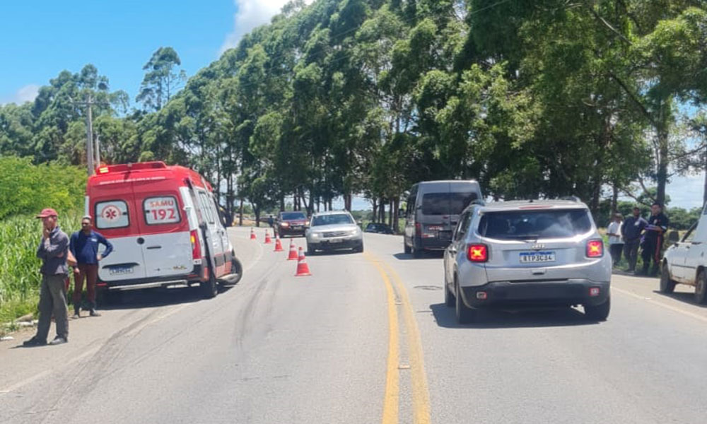 Colisão de caminhão em carroça deixa homem morto na BA-263, no sudoeste da Bahia