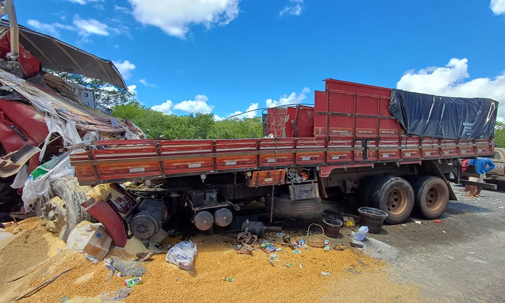 PRE confirma três mortes em batida com dois caminhões na BA-152, em Macaúbas