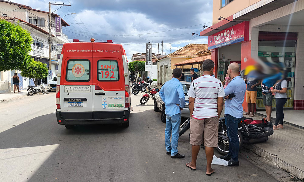 Carro atinge três veículos e deixa mulher ferida em Livramento de Nossa Senhora