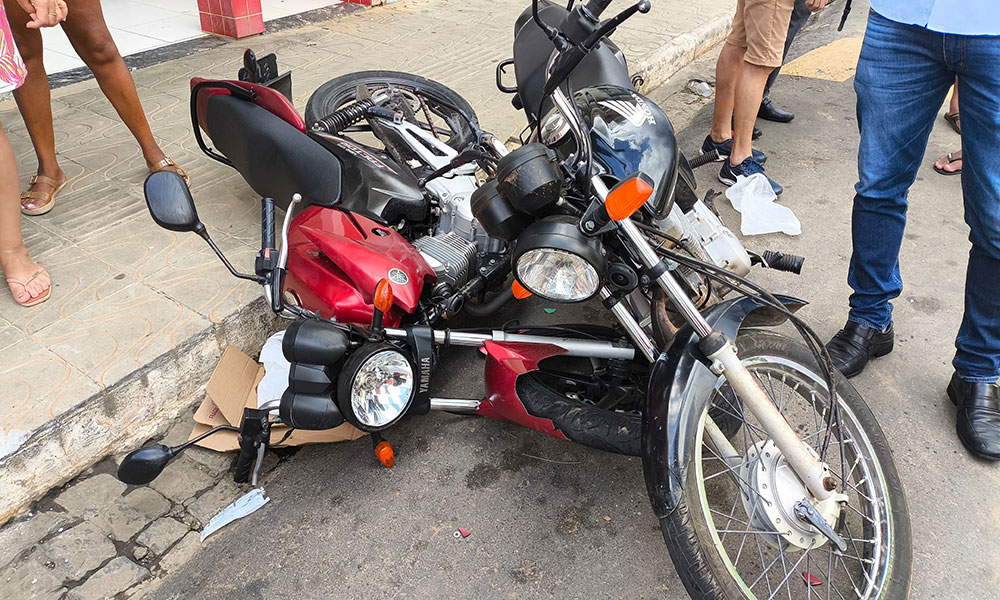 Carro atinge três veículos e deixa mulher ferida em Livramento de Nossa Senhora