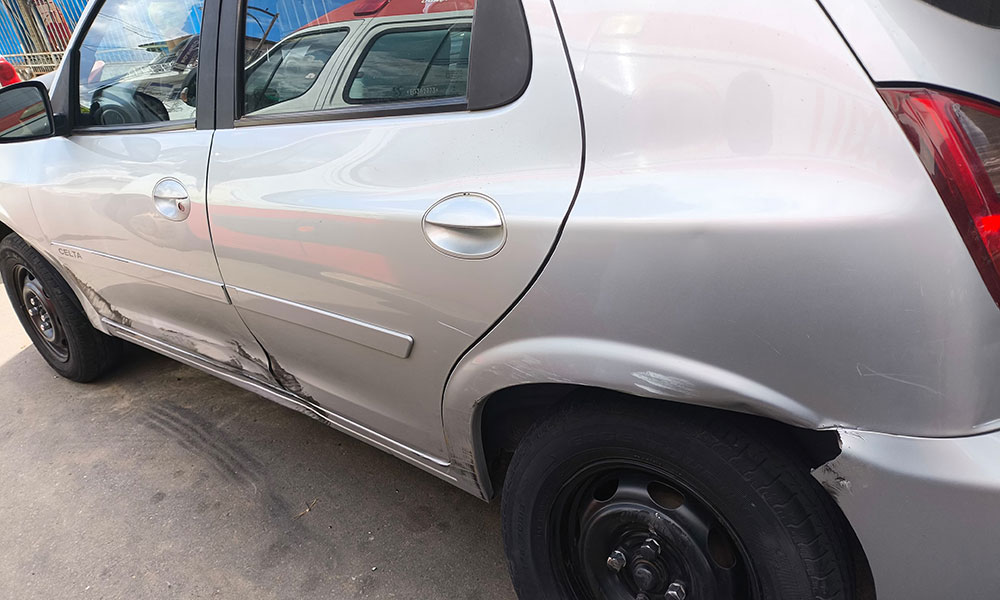 Carro atinge três veículos e deixa mulher ferida em Livramento de Nossa Senhora