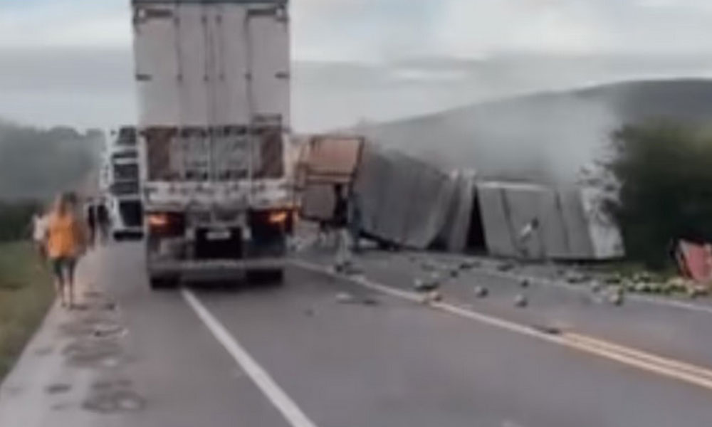 Colisão entre van e caminhão deixa 16 mortos na BR-116, em Santa Terezinha