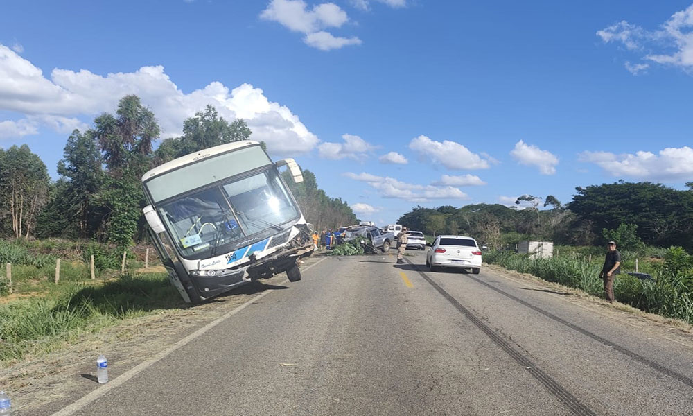 Acidente envolvendo ônibus e caminhonete deixa um morto e quatro pessoas feridas no sudoeste da Bahia