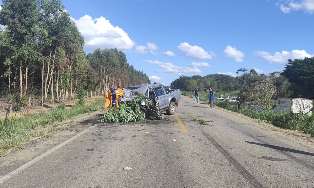 Acidente envolvendo ônibus e caminhonete deixa um morto e quatro pessoas feridas no sudoeste da Bahia