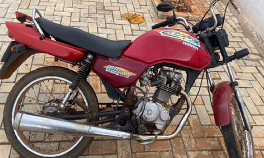 Motocicleta abandonada com indícios de adulteração é apreendida pela PM em Macaúbas