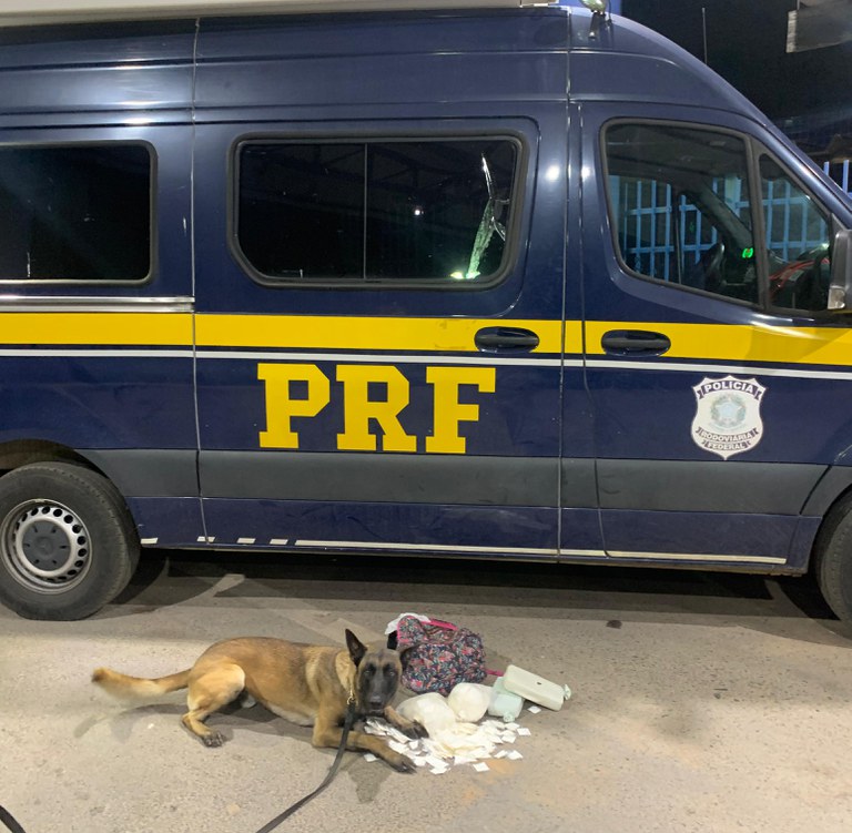 Mulher de 23 anos é presa ao ser flagrada com cocaína no interior de bagagem em Barreiras