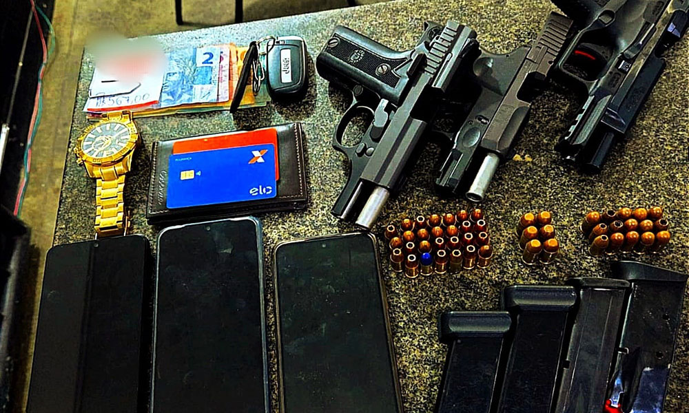 Foragidos da justiça são presos em flagrante com pistolas, munições e drogas em Santo Antônio de Jesus