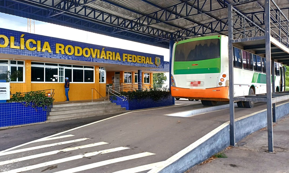 PRF flagra motorista sem habilitação adequada conduzindo ônibus com 47 passageiros em Vitória da Conquista