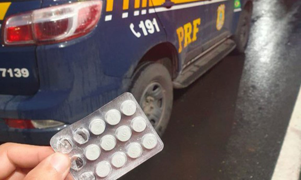 Motorista de carreta é autuado pelo porte de 50 comprimidos de rebite em Seabra