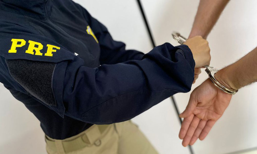 Homem é preso após importunação sexual e roubo em ônibus na BR-116, em Feira de Santana