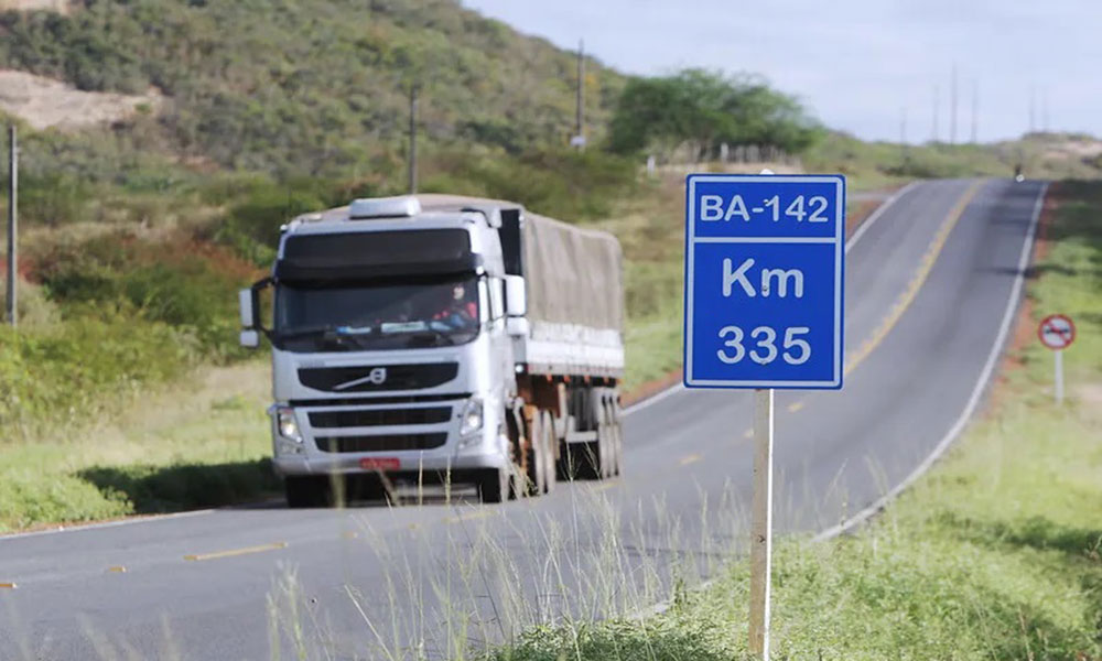 Mulher morre e homem fica ferido após colisão com implemento agrícola na BA-142, em Barra da Estiva