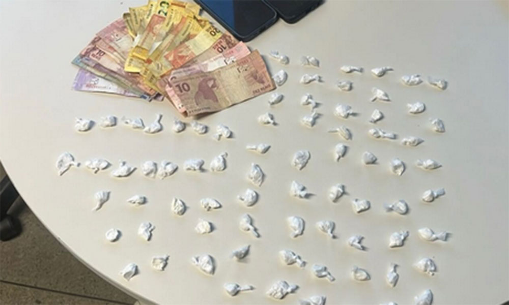 Menores são apreendidos com drogas e celulares em operação policial em Barra do Choça