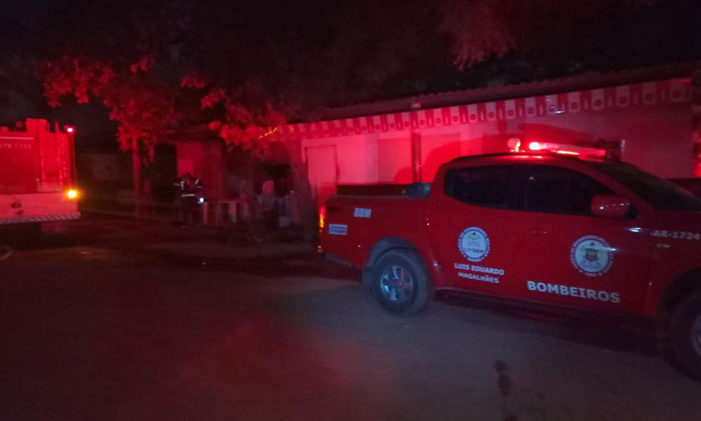 Bombeiros combatem incêndio em borracharia em Luís Eduardo Magalhães