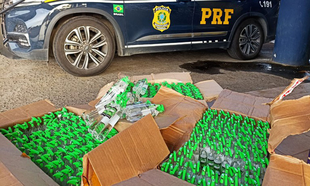 PRF apreende 600 frascos de lança-perfume com adolescente na BR-116 em Feira de Santana