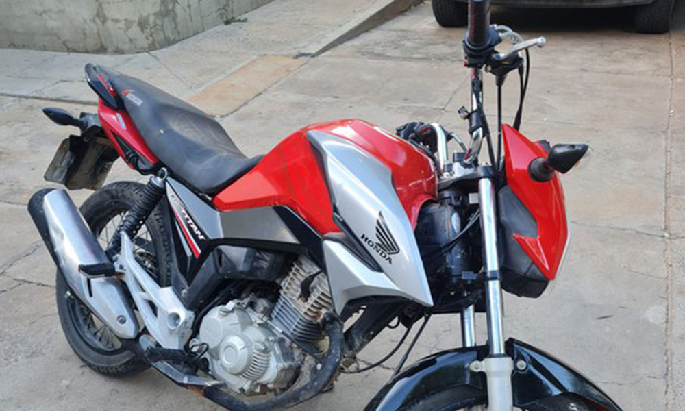 Motocicleta roubada é recuperada pela PRF na BR-242, em Oliveira dos Brejinhos