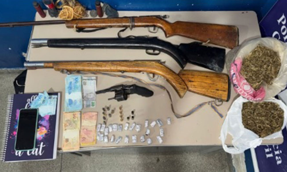 Polícia Militar apreende armas, drogas e dinheiro durante ação em Oliveira dos Brejinhos