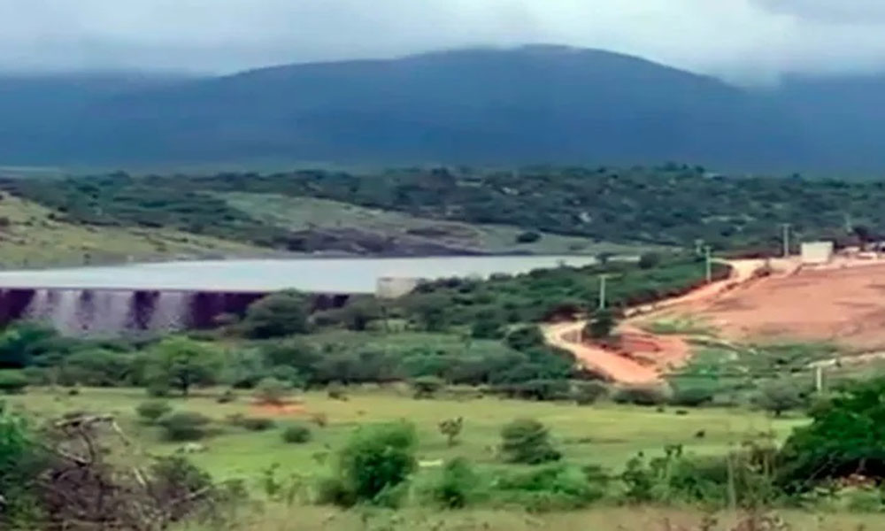 Barragem de Cristalândia volta a verter após chuvas em Brumado