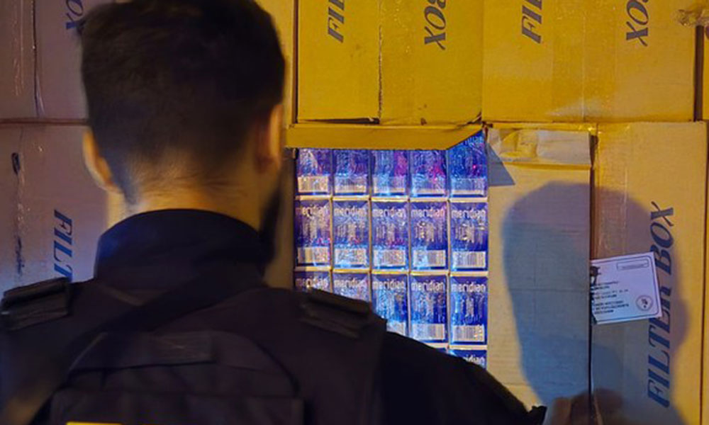 PRF apreende caminhão carregado com cigarros contrabandeados na BR-116, em Milagres