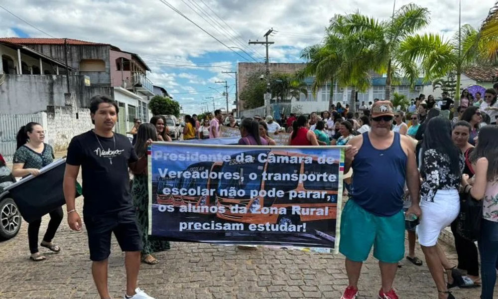 Manifestantes cobram aprovação de recursos pela Câmara de Vereadores de Jussiape