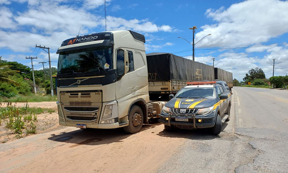 PRF flagra carga irregular de farinha de trigo durante fiscalização na BR-242, na Chapada Diamantina