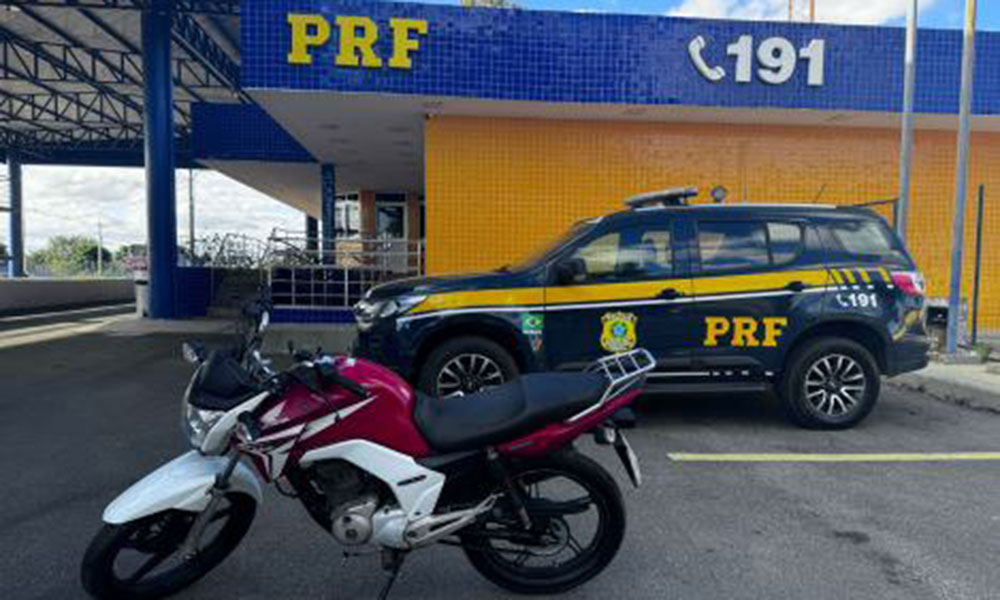 PRF localiza moto roubada dentro de bagageiro de ônibus na BR-116, em Vitória da Conquista