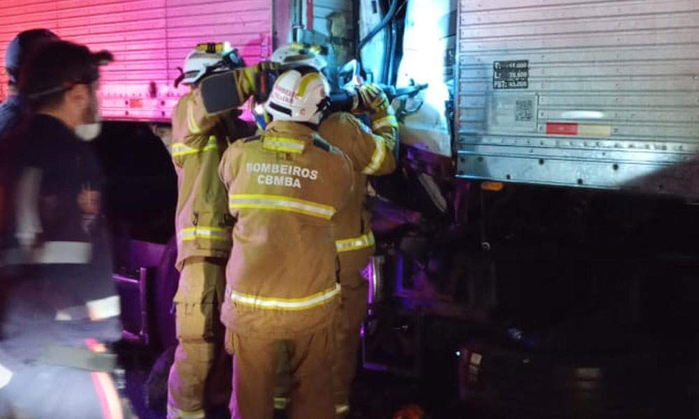 Motorista morre preso às ferragens após colisão entre carretas na BR-324, em Tanquinho