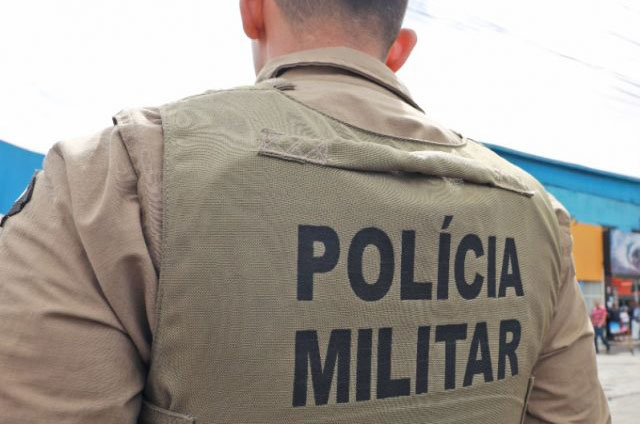 Homem com tornozeleira eletrônica é flagrado pela PM em evento junino de Vitória da Conquista