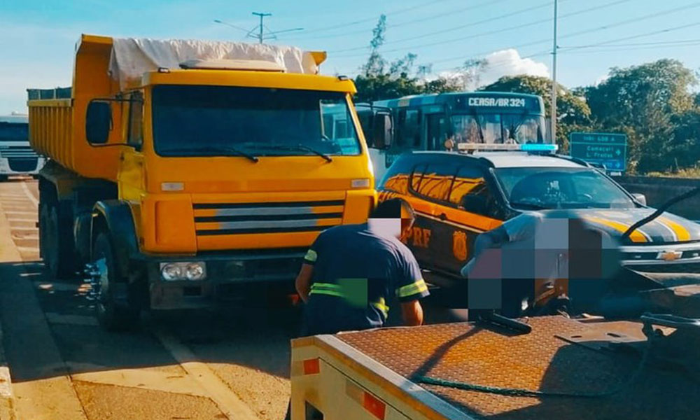 PRF flagra caminhão transitando com diversas irregularidades em Simões Filho