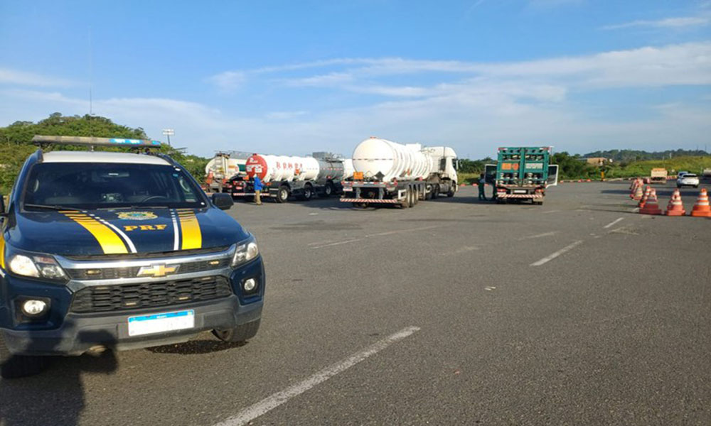 PRF intensifica fiscalização e aponta múltiplas irregularidades no transporte de produtos perigosos na Bahia