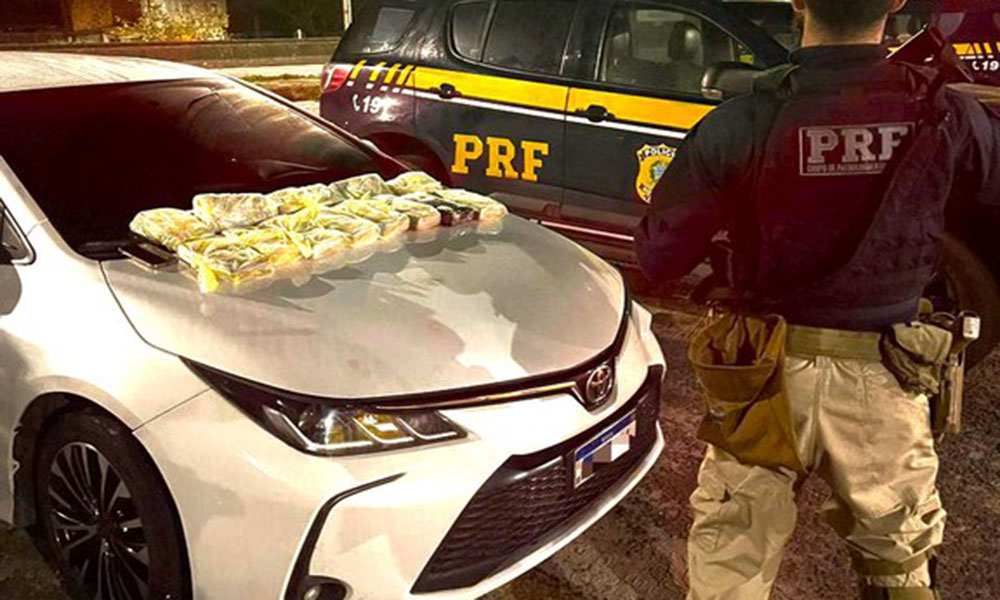 PRF prende traficantes transportando cocaína dentro de Corolla em Simões Filho
