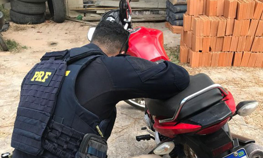 Motocicleta roubada em SP é recuperada pela PRF em Seabra