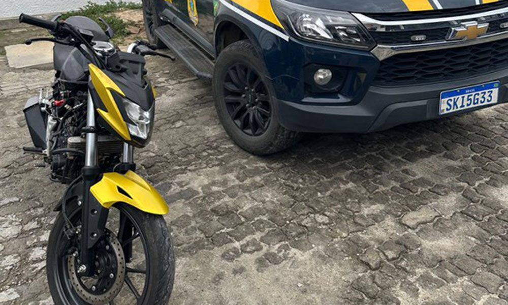 PRF recupera motocicleta roubada transportada em ônibus na BR-116, em Vitória da Conquista