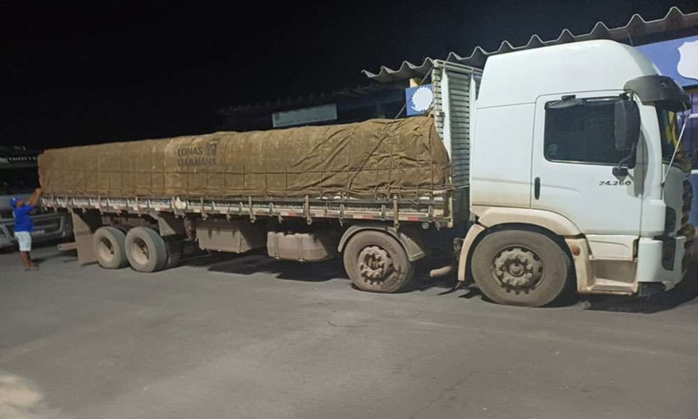 PRF flagra transporte irregular de madeira e apreende carga em Ibotirama