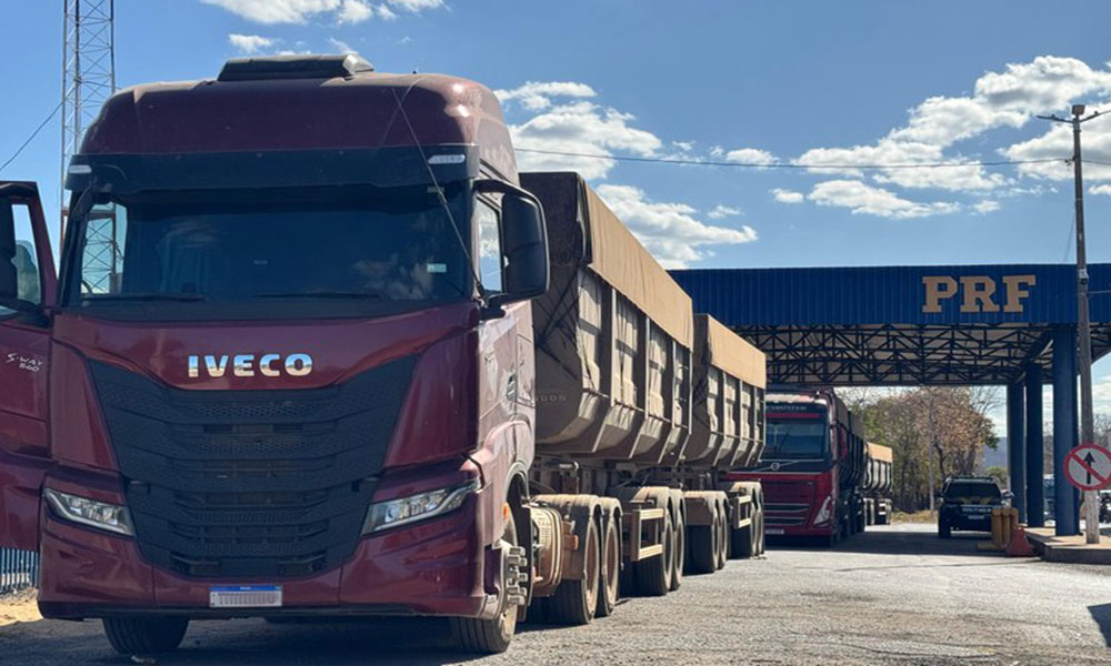 PRF flagra caminhões com mais de 85 toneladas de sobrecarga na BR-242, em Barreiras