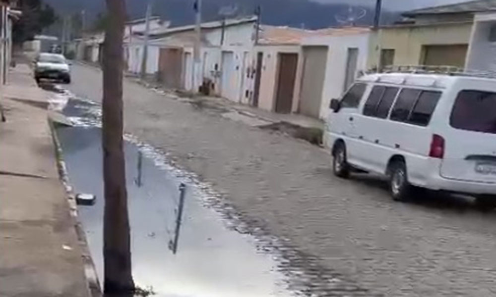 Livramento: Mesmo após calçamento, esgoto segue sendo jogado nas ruas do Bairro Beira Rio