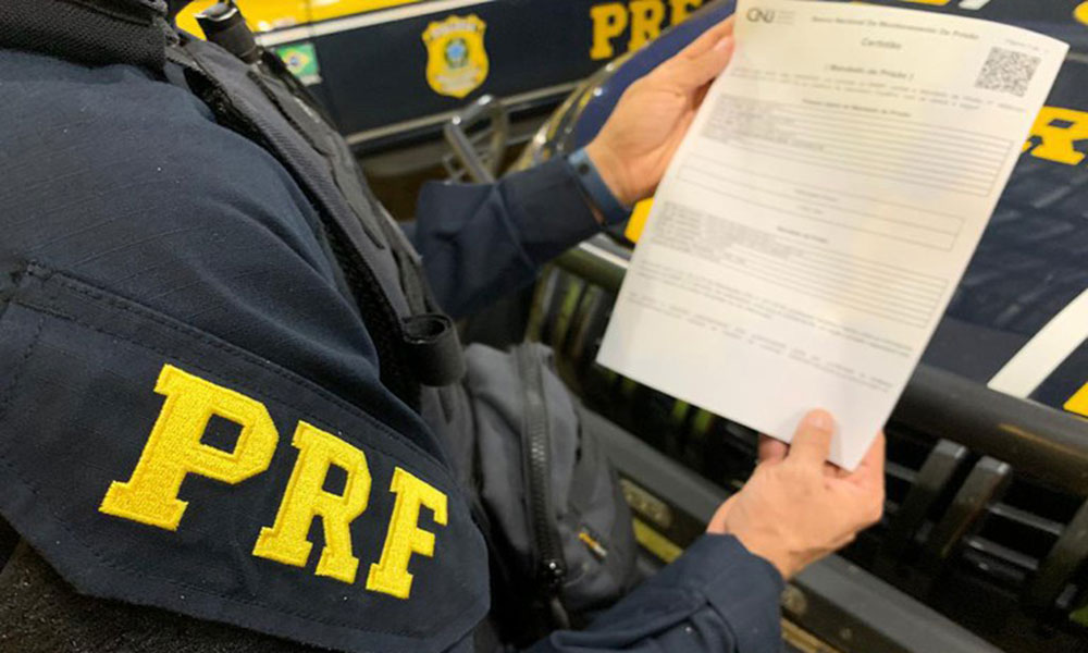 PRF prende suspeito de homicídio durante fiscalização em Jequié