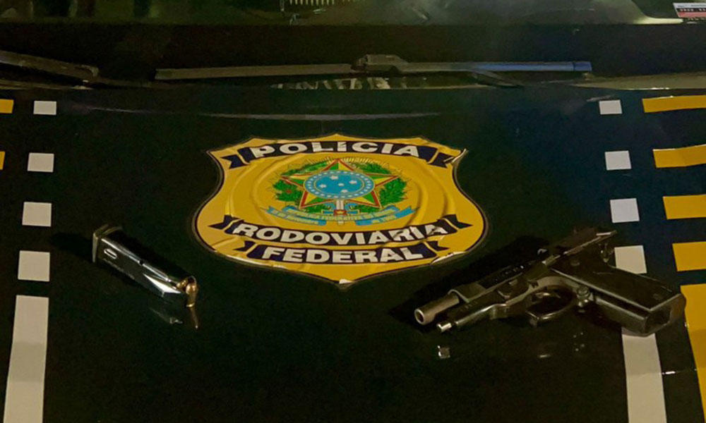 PRF e da PCBA apreendem de arma de fogo e recupera de carro roubado durante ação em Simões Filho