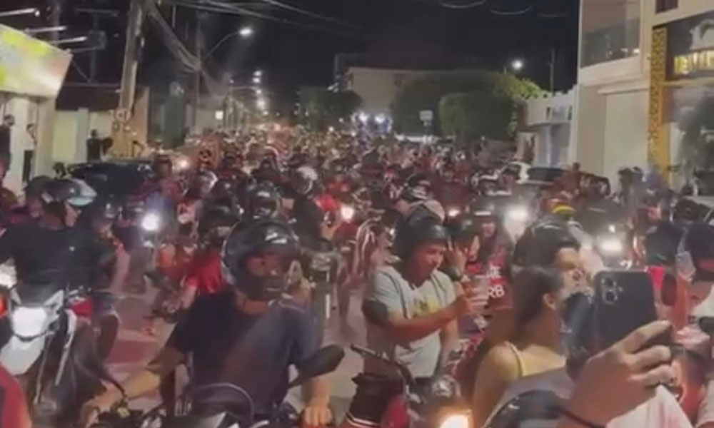 Torcedores do Flamengo comemoram em Livramento de Nossa Senhora título da Libertadores