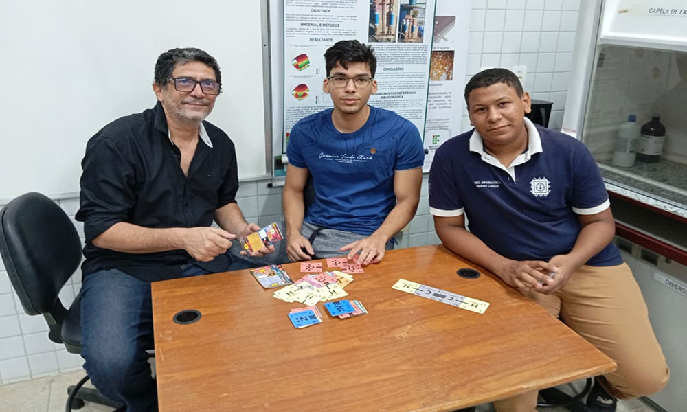 Jovens cientistas produzem sabonete à base de capim-limão em Itororó