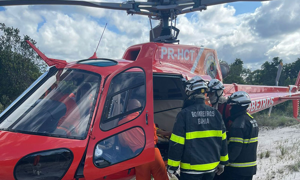 Helicóptero do Corpo de Bombeiros resgata vítima de acidente de trânsito em Mata de São João